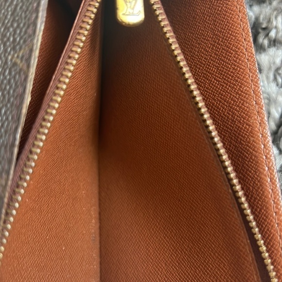 Louis Vuitton Women’s Brown Monogram Sarah Wallet w/ Snap Closure - Picture 10 of 13
